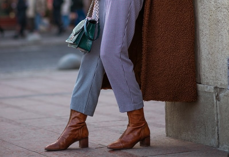 پوشیدن کفش قهوه ای زنانه با لباسهای آبی و صورتی